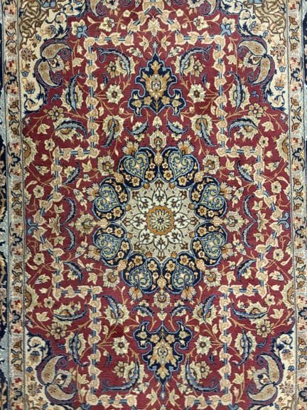 Tappeto iraniano con fondo color mattone e ricco m