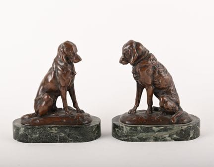 Coppia di cani in bronzo con patina a medaglia. Ba
