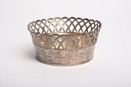 Petite corbeille en argent à décor de vannerie. Po
