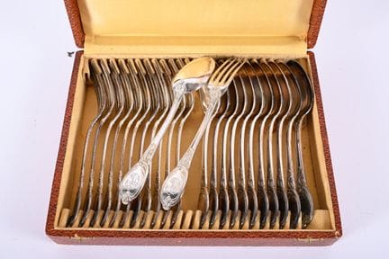 Servizio da tavola in argento con decorazioni in s