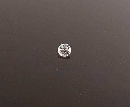 Diamante su carta, di forma rotonda e taglio brill