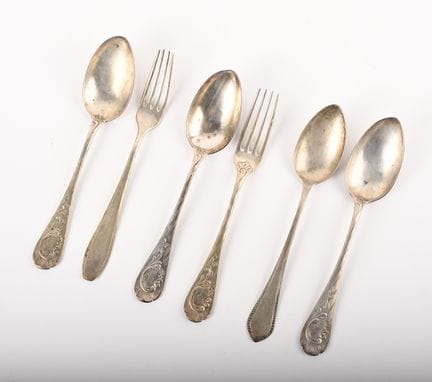 Lot de quatre cuillères à soupe et deux fourchette