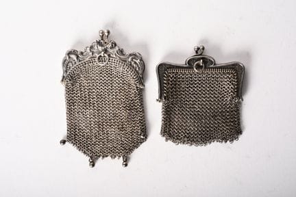 Due piccoli portamonete in maglia argentata. 
Peso