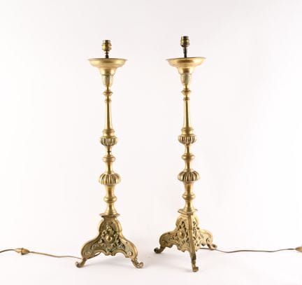 Coppia di imponenti candelieri in bronzo dorato co