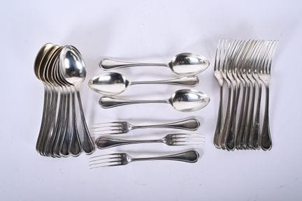 Douze couverts en argent, modèle à filets. Poinçon