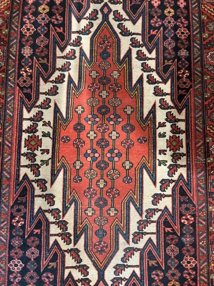 Tappeto orientale con fondo rosa-beige e blu navy,