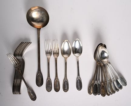 12 grands couverts et une louche en argent chiffré
