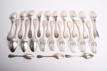 Ensemble de vingt-deux couverts en argent modèle f