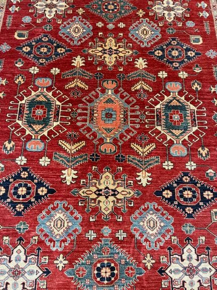 Kazak-Teppich mit rotem Grund und weißer Bordüre m