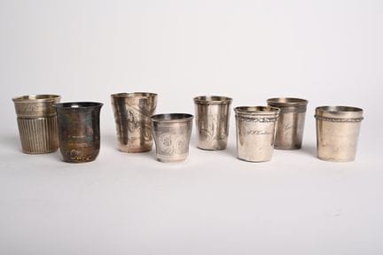 Huit timbales en argent. Poinçon Minerve
Poids 489