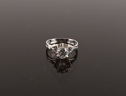Anello in oro bianco 750 con un diamante rotondo a
