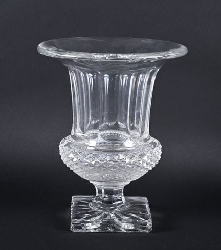 SAINT-LOUIS. Vaso Medici in cristallo intagliato. 