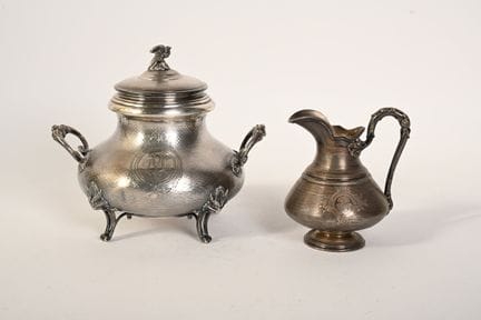 Sucrier couvert en argent guilloché, chiffré MC da