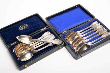 13 petites cuillères en argent (différents modèles