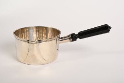 Casserole en argent uni à décor de filets. Poinçon