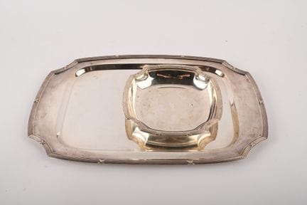 Un plateau et un vide-poche en argent 800 millième