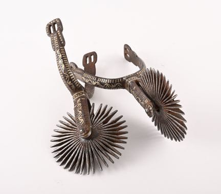 SUD AMERICA. 
Coppia di speroni in bronzo damaschi