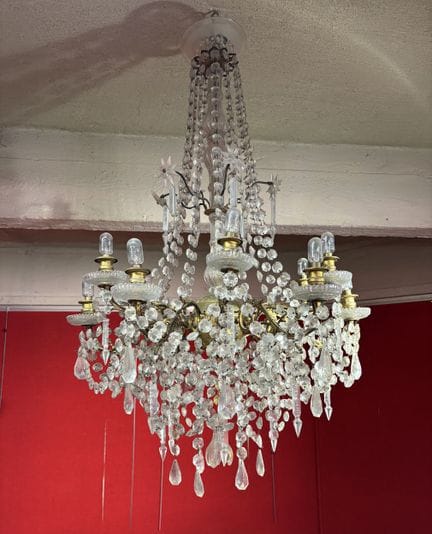 Lampadario in bronzo con pendenti e fili di perle 