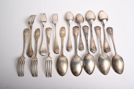 Ensemble de quinze couverts déparaillés en argent 