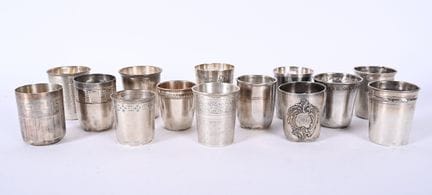 Quatorze timbales en argent déparaillées à décor d