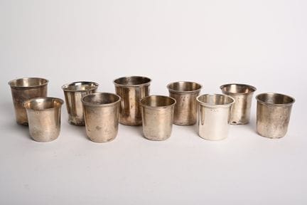 Dix timbales en argent uni souligné de flilets, ce