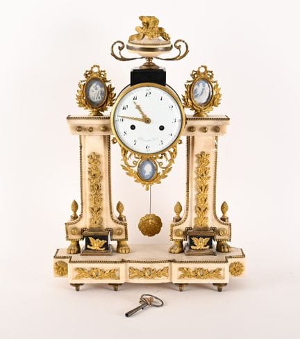 Orologio da tavolo in marmo e bronzo dorato e cese