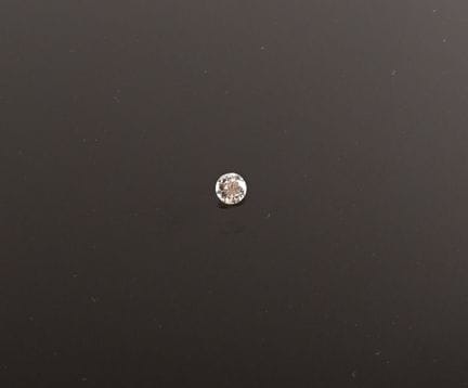 Diamante su carta, di forma rotonda e taglio brill