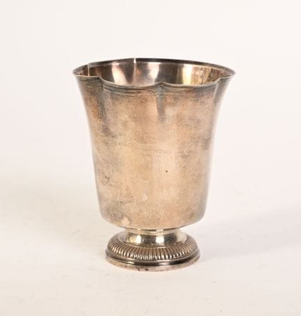 Timbale en argent sur piédouche à godrons. Le corp