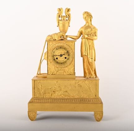 Orologio da tavolo in bronzo cesellato e dorato. I