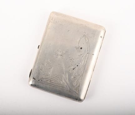 Boite à cigarettes en argent 800 millièmes.
Poinço