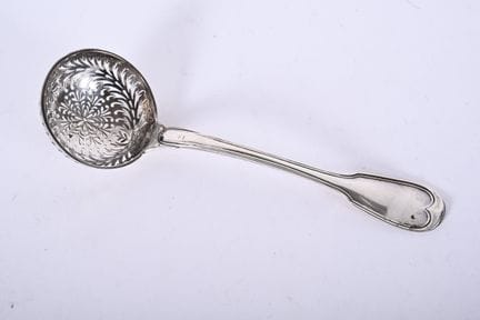 Cuillère à saupoudrer en argent portant les armoir