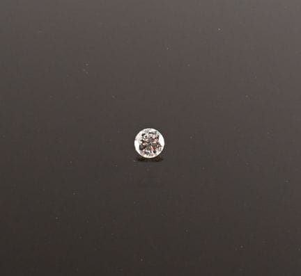 Diamante su carta, di forma rotonda e taglio brill