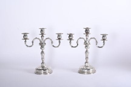 Coppia di candelieri in argento 800 in stile Luigi