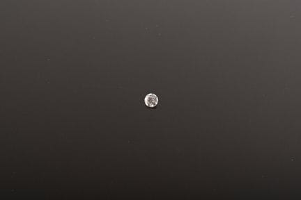 Diamante su carta, di forma rotonda e taglio brill