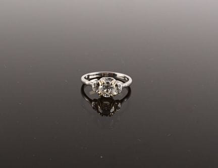 Anello in platino 850 mil, impreziosito al centro 