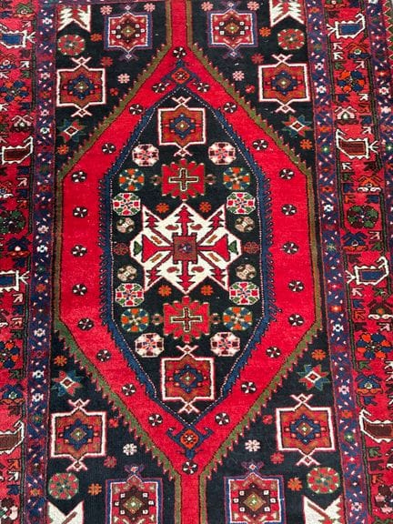 Piccolo tappeto iraniano con fondo rosso e nero e 