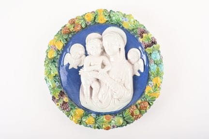 Im Stil von DELLA ROBBIA. 
Polychromes Terrakotta-