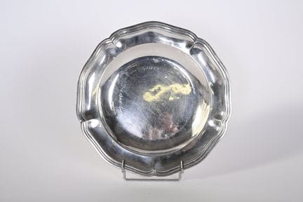 Piatto polilobato in argento, modello a filetti. 

