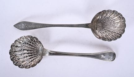 Deux cuillères à saupoudrer en argent. Poinçon Min