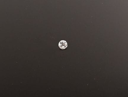 Diamante su carta, di forma rotonda e taglio brill