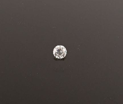 Diamante su carta, di forma rotonda e taglio brill