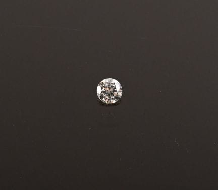 Diamante su carta, di forma rotonda e taglio brill