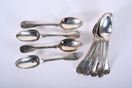 Douze grandes cuillères en argent armorié, modèle 