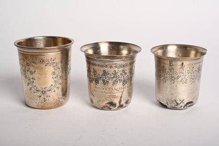 Trois timbales en argent, à décor gravé de rinceau