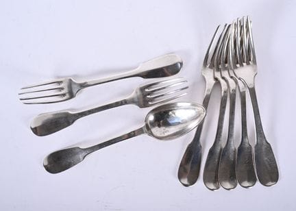 Six  fourchettes et une cuillère en argent chiffré