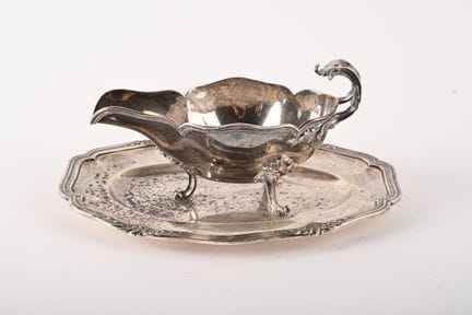 EMILE PUIFORCAT. Saucière et son plateau en argent
