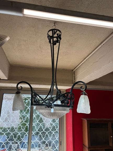 SCHNEIDER. Lampadario Art Déco in vetro stampato e