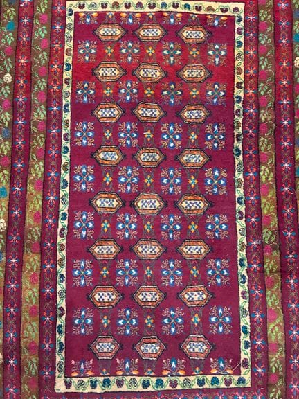 Tappeto orientale con fondo bordeaux e sei bordi d