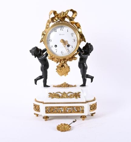 Orologio a pendolo in marmo bianco, bronzo patinat