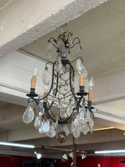Piccolo lampadario a gabbia in ferro battuto a qua